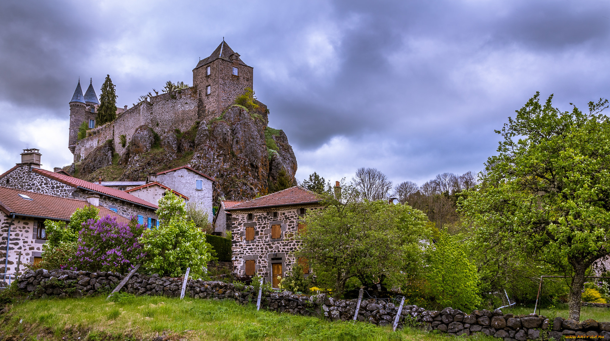 Castle on the hill ed. Замок из холма. Замковый холм Венгрия_Zamkovyj_Holm. Замок в холмах на отделении.